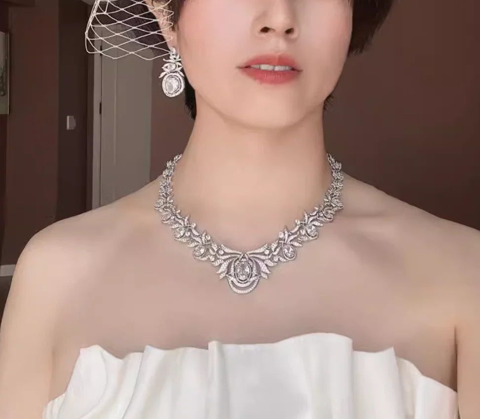 Retro style pearl necklace