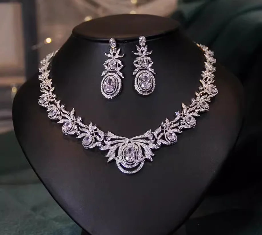 Retro style pearl necklace