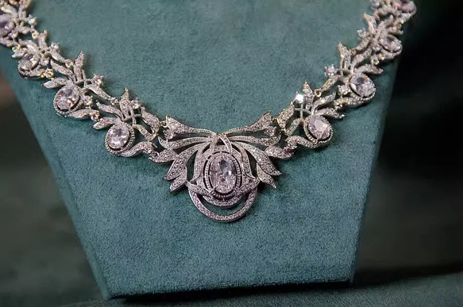 Retro style pearl necklace