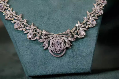 Retro style pearl necklace