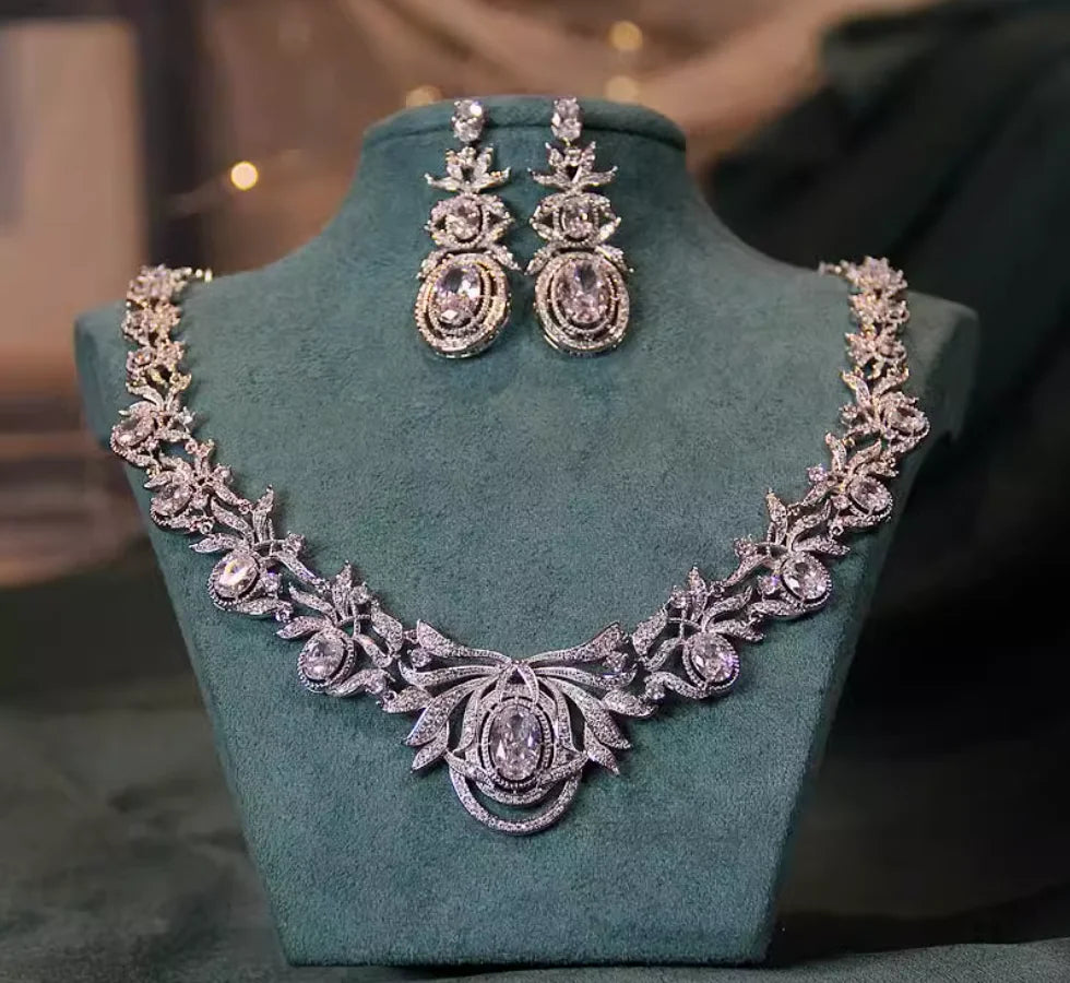 Retro style pearl necklace