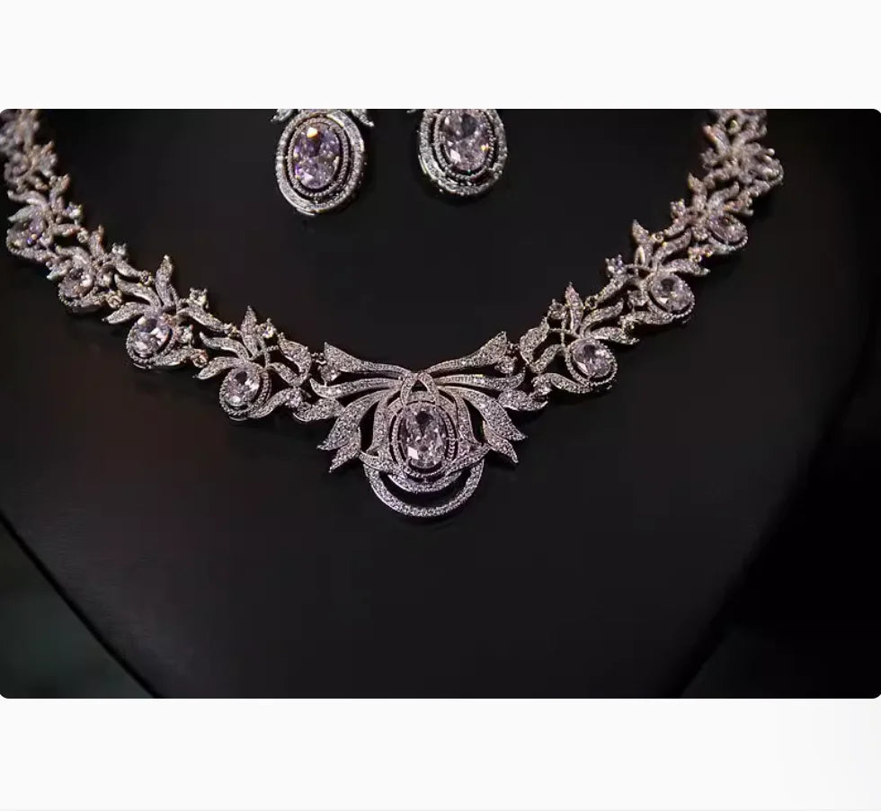 Retro style pearl necklace